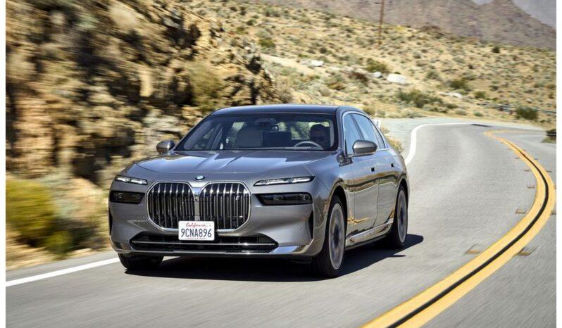 Černý BMW i7 parkující u historické budovy
