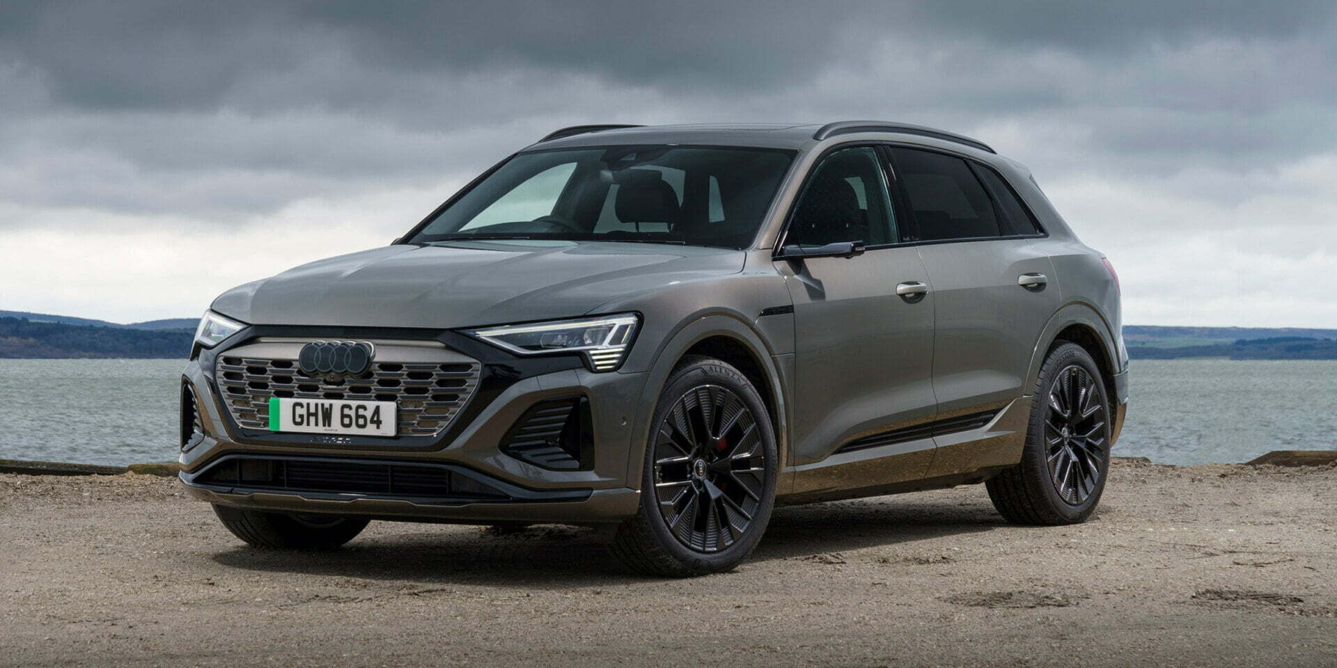 Světlomet Audi Q8 e-tron se svítícím logem